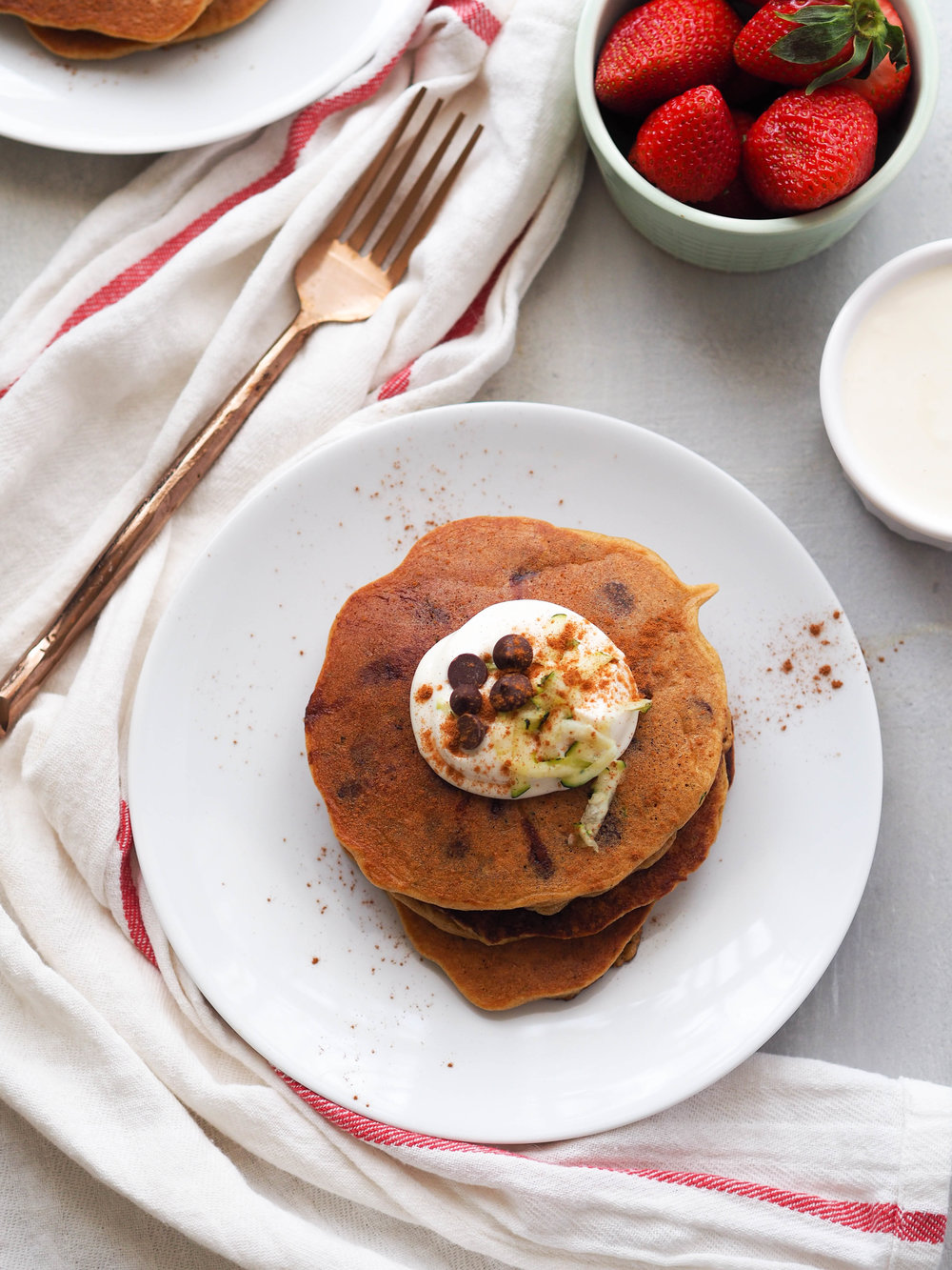 Pain aux courgettes, plus des pépites de chocolat noir! Faites ces crêpes aux amandes et courgettes aux pépites de chocolat, recouvertes d'une couche de yaourt à l'érable grec! # Petit déjeuner, crêpes, chocolat, sans gluten, sans céréales, brunch, recette saine...