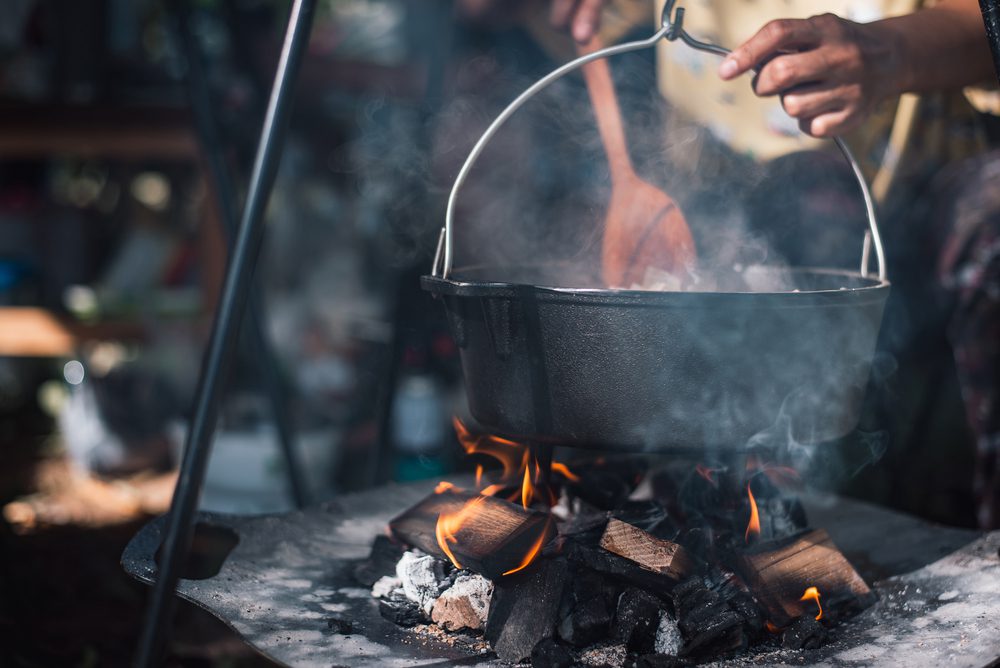 Nourriture cuite sur un feu de camp lors d'un voyage de camping. 