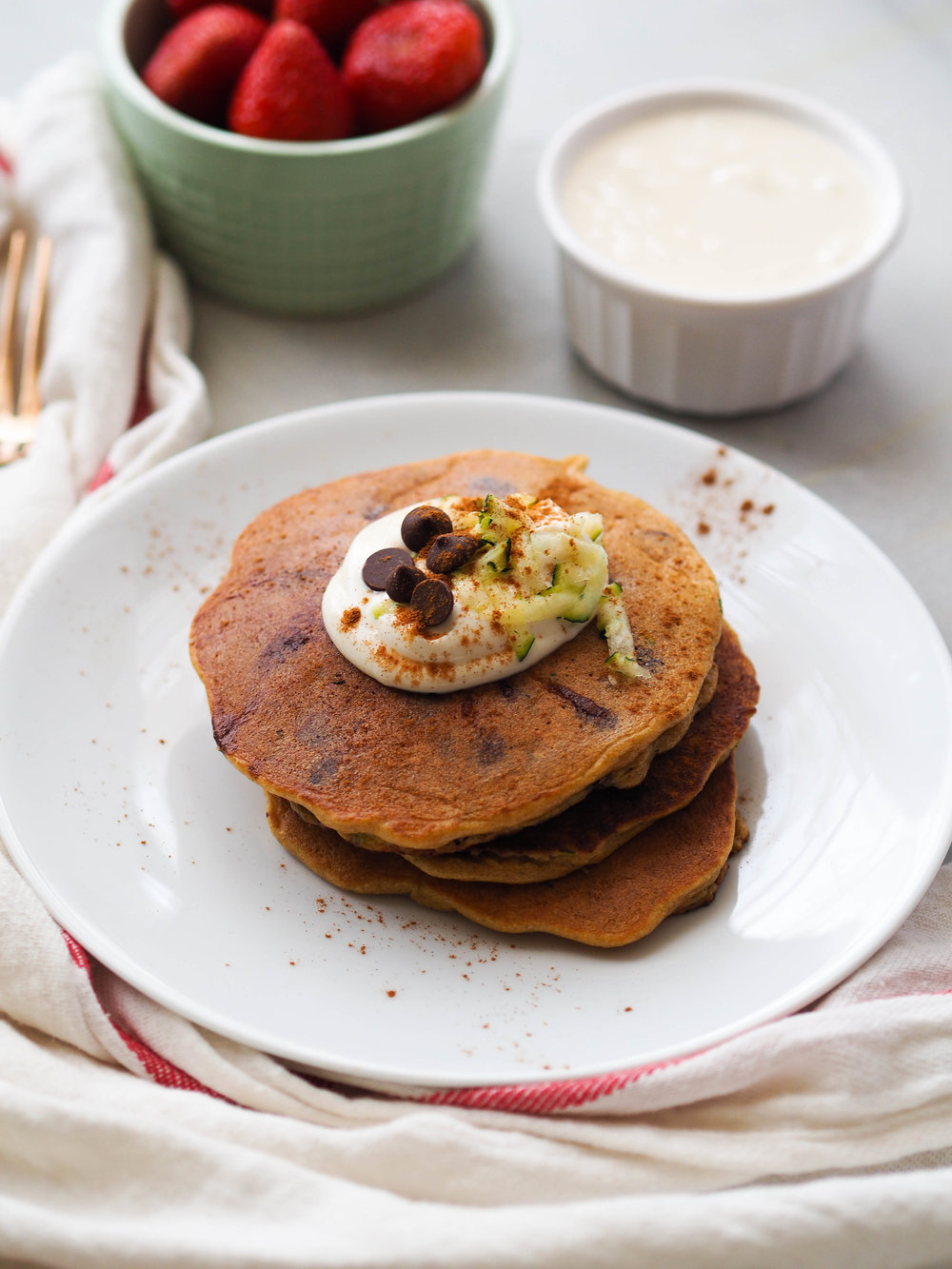 Pain aux courgettes, plus des pépites de chocolat noir! Faites ces crêpes aux amandes et courgettes aux pépites de chocolat, recouvertes d'une couche de yaourt à l'érable grec! # Petit déjeuner, crêpes, chocolat, sans gluten, sans céréales, brunch, recette saine...